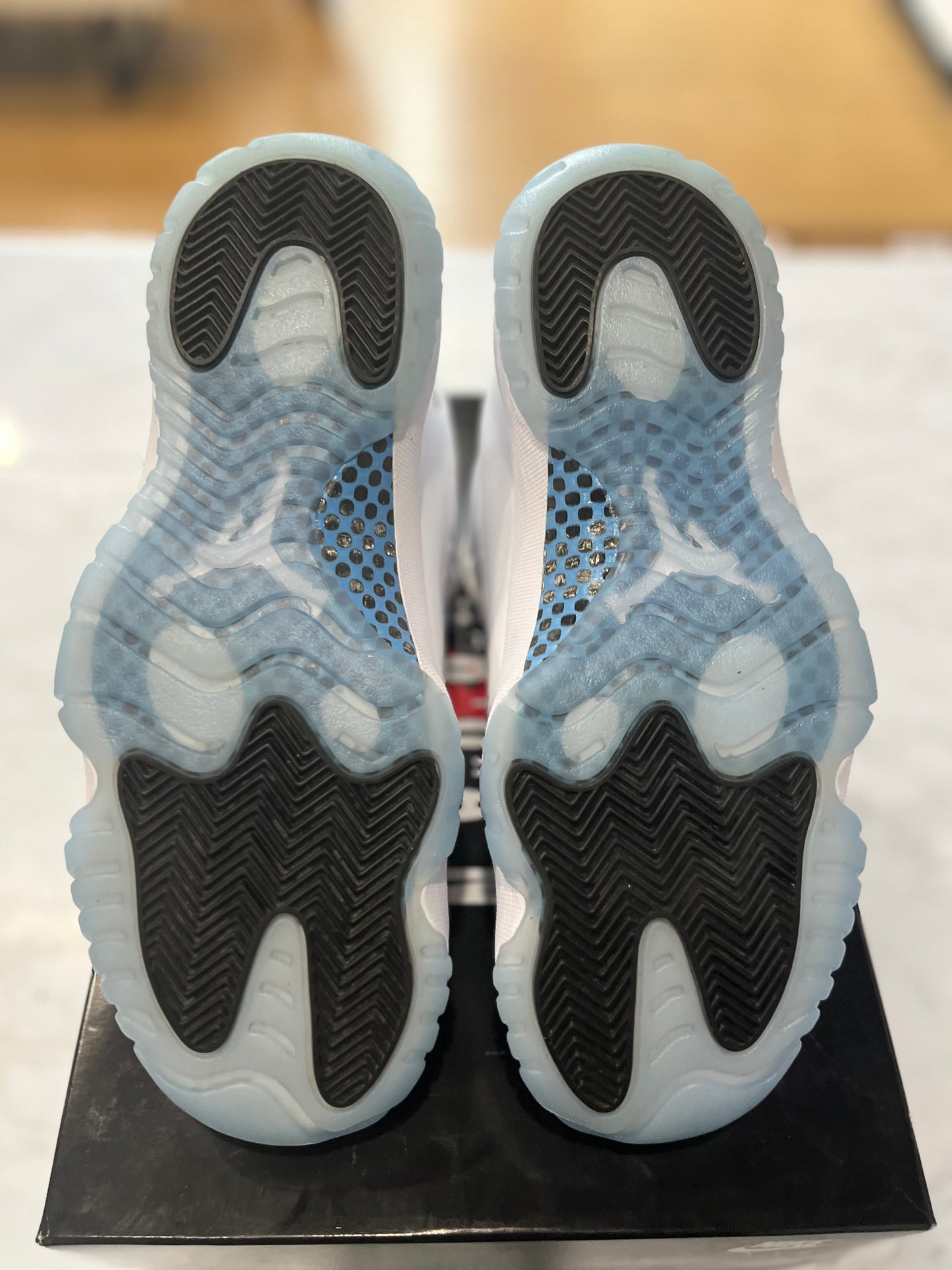 Jordan 11 Retro Columbia / Legend Blue 2024 PRE-OWNED