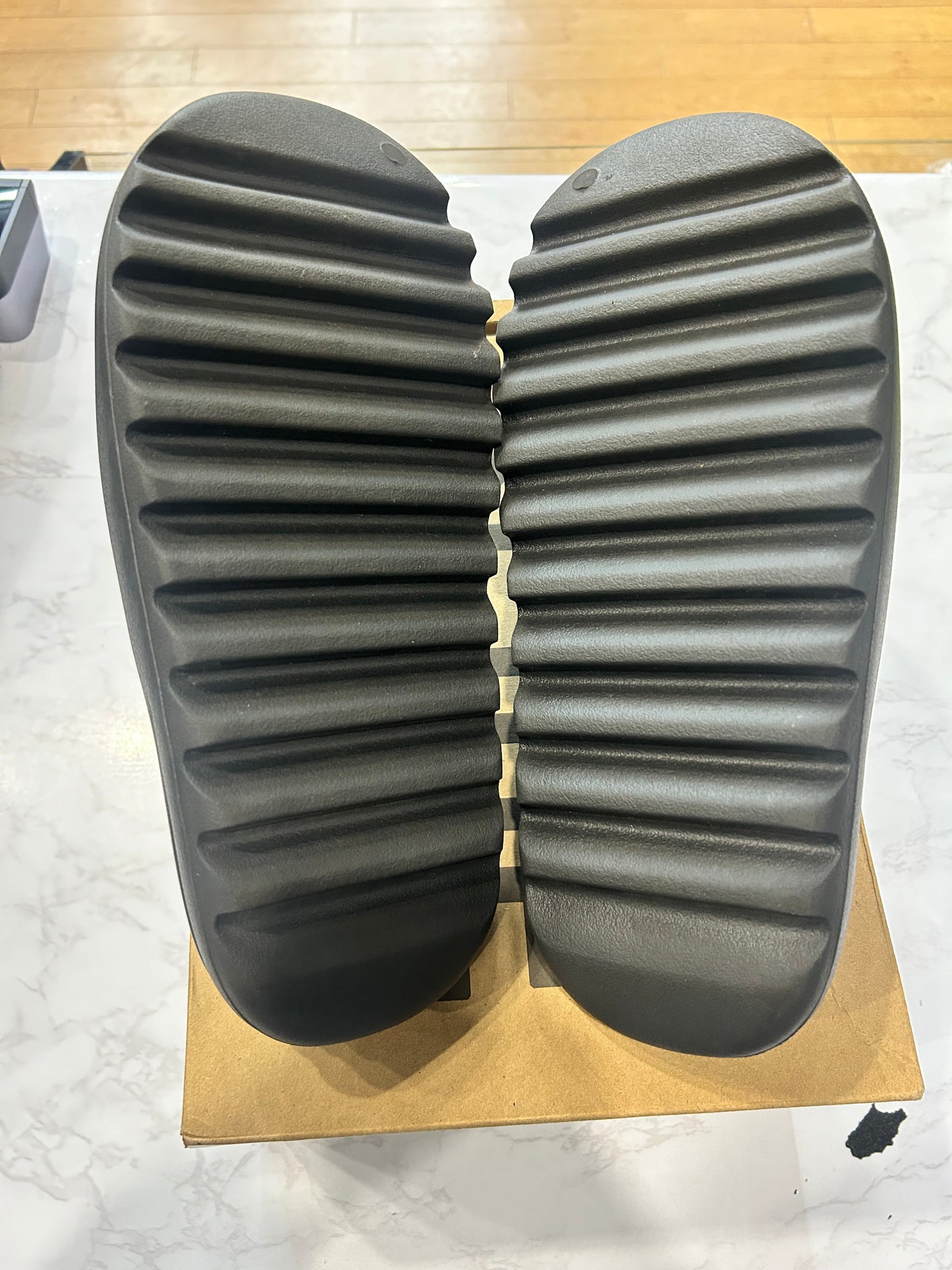 Yeezy Slides Onyx PRE-OWNED