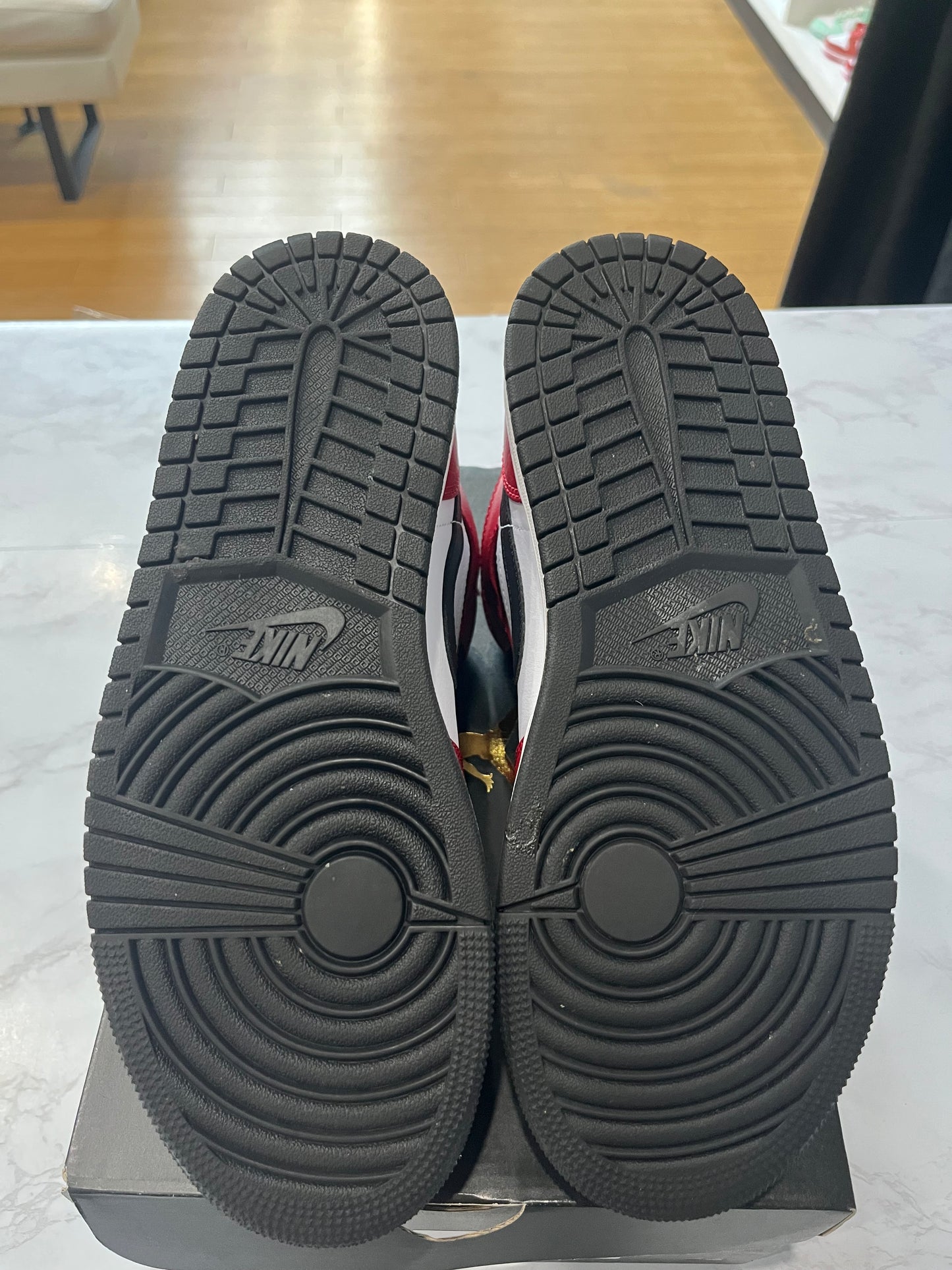 Jordan 1 Mid Chicago Black Toe PRE-OWNED