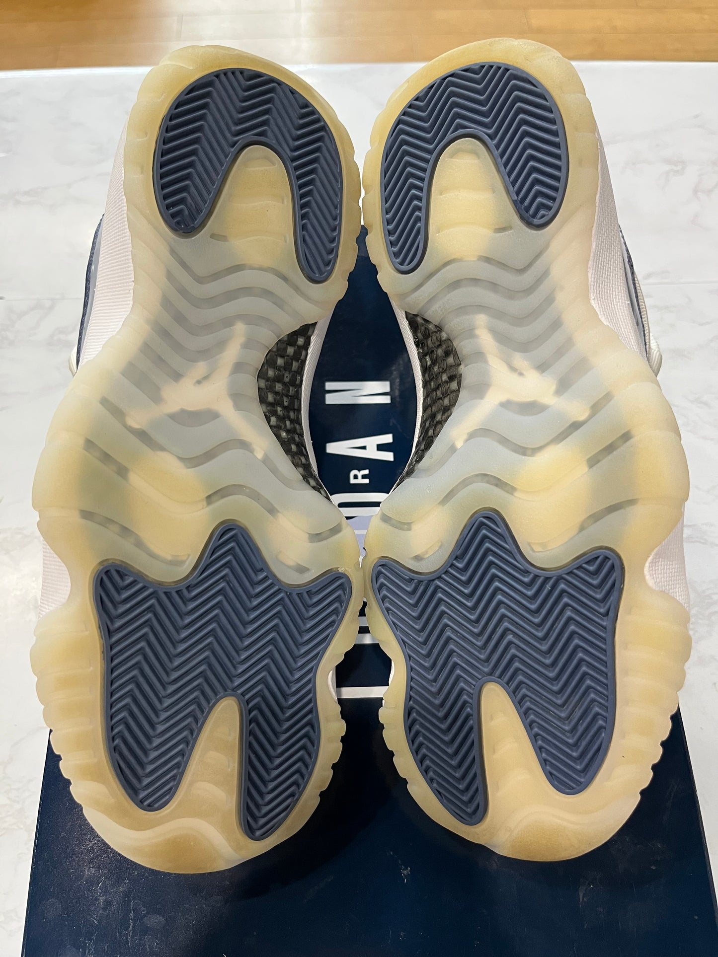 Jordan 11 Retro Low Diffused Blue PRE-OWNED