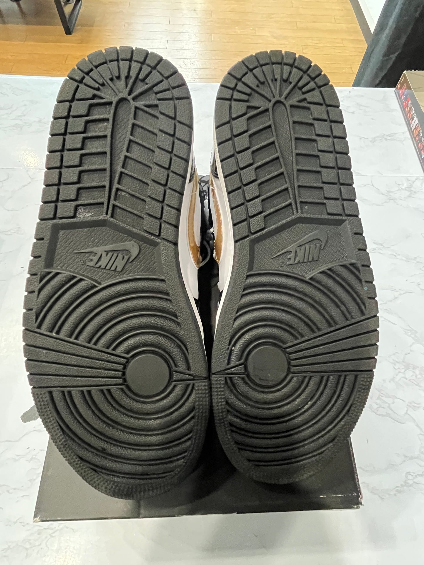 Air Jordan 1 Mid Patent Black Gold