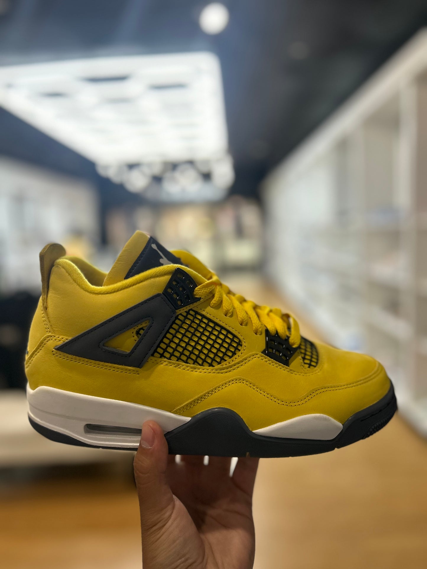 Jordan 4 Retro Lightning PRE-OWNED