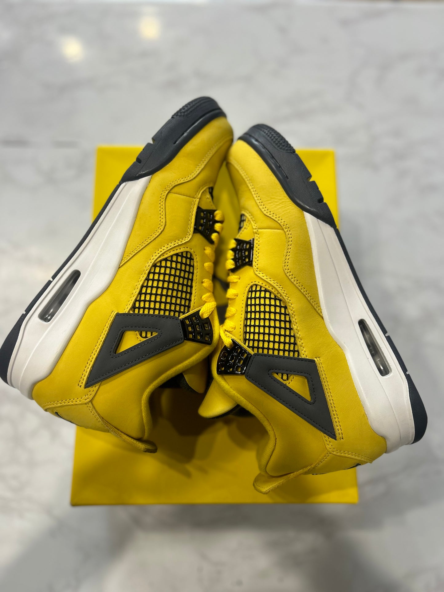 Jordan 4 Retro Lightning PRE-OWNED