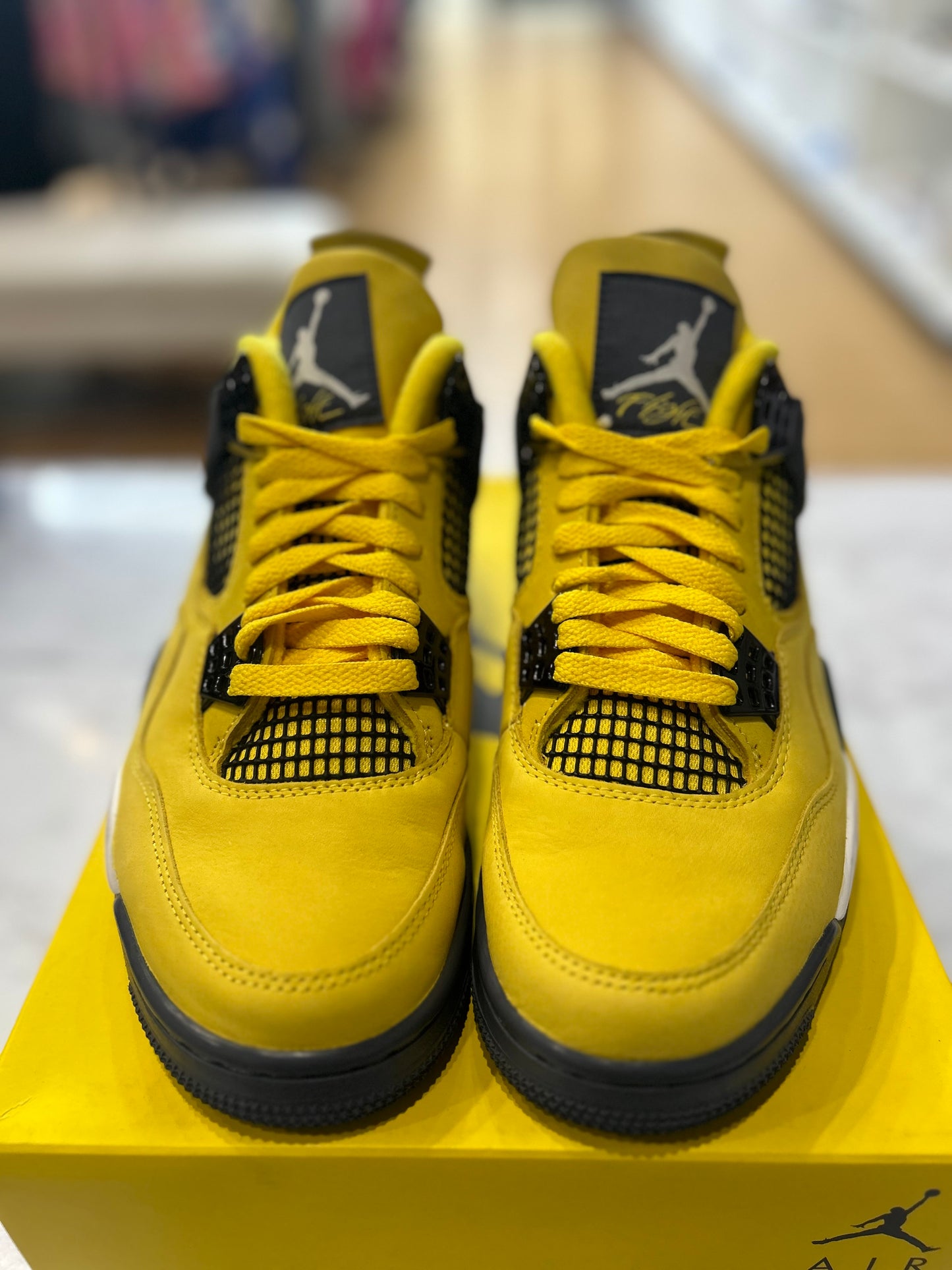 Jordan 4 Retro Lightning PRE-OWNED