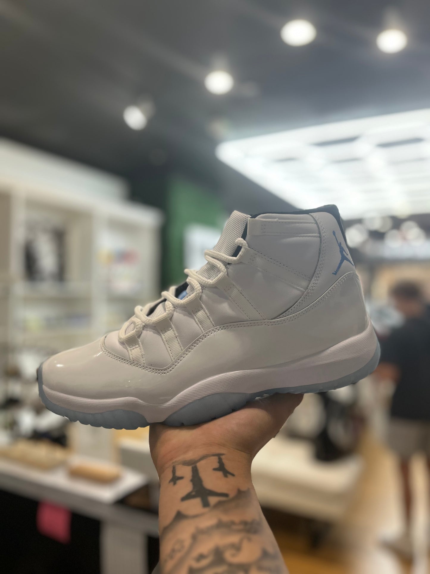 Jordan 11 Retro Columbia / Legend Blue 2024 PRE-OWNED
