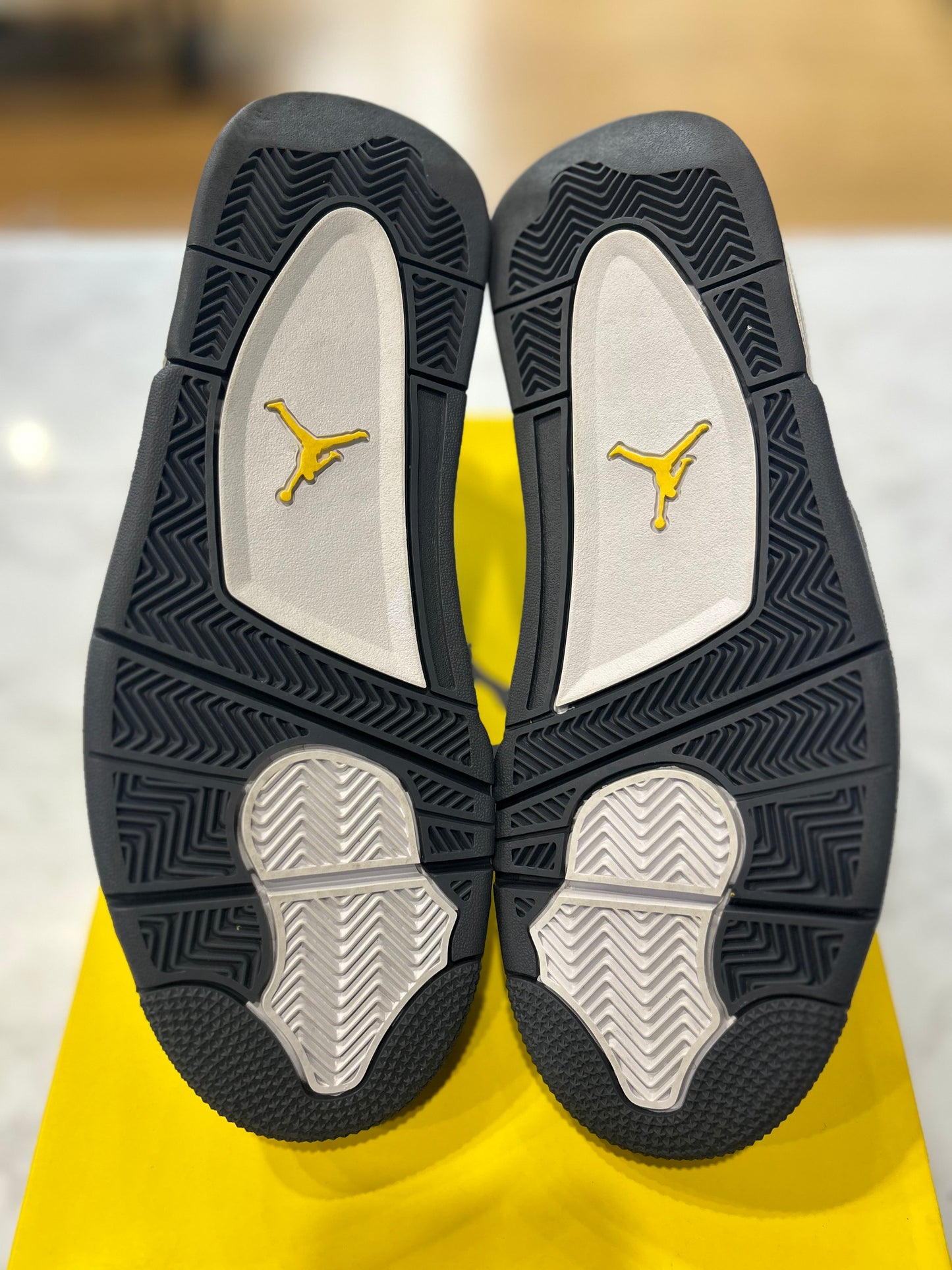 Jordan 4 Retro Lightning PRE-OWNED