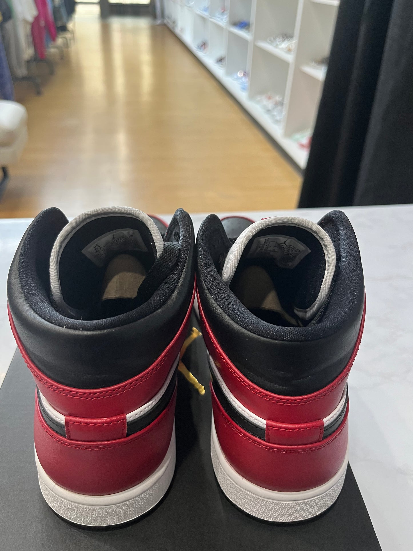 Jordan 1 Mid Chicago Black Toe PRE-OWNED