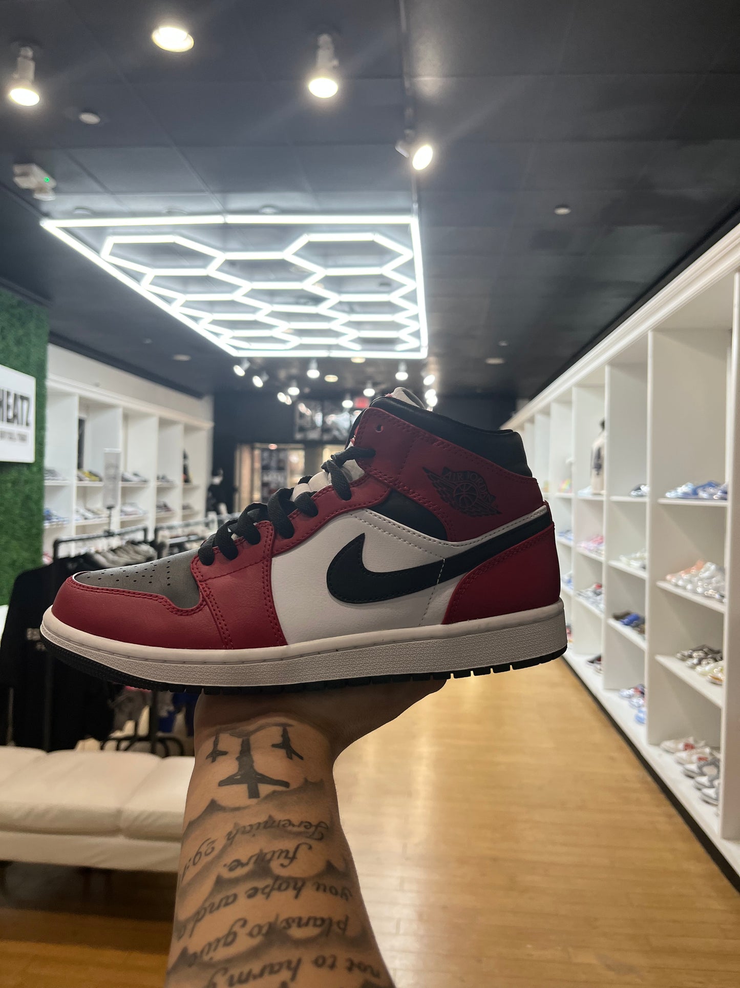 Jordan 1 Mid Chicago Black Toe PRE-OWNED