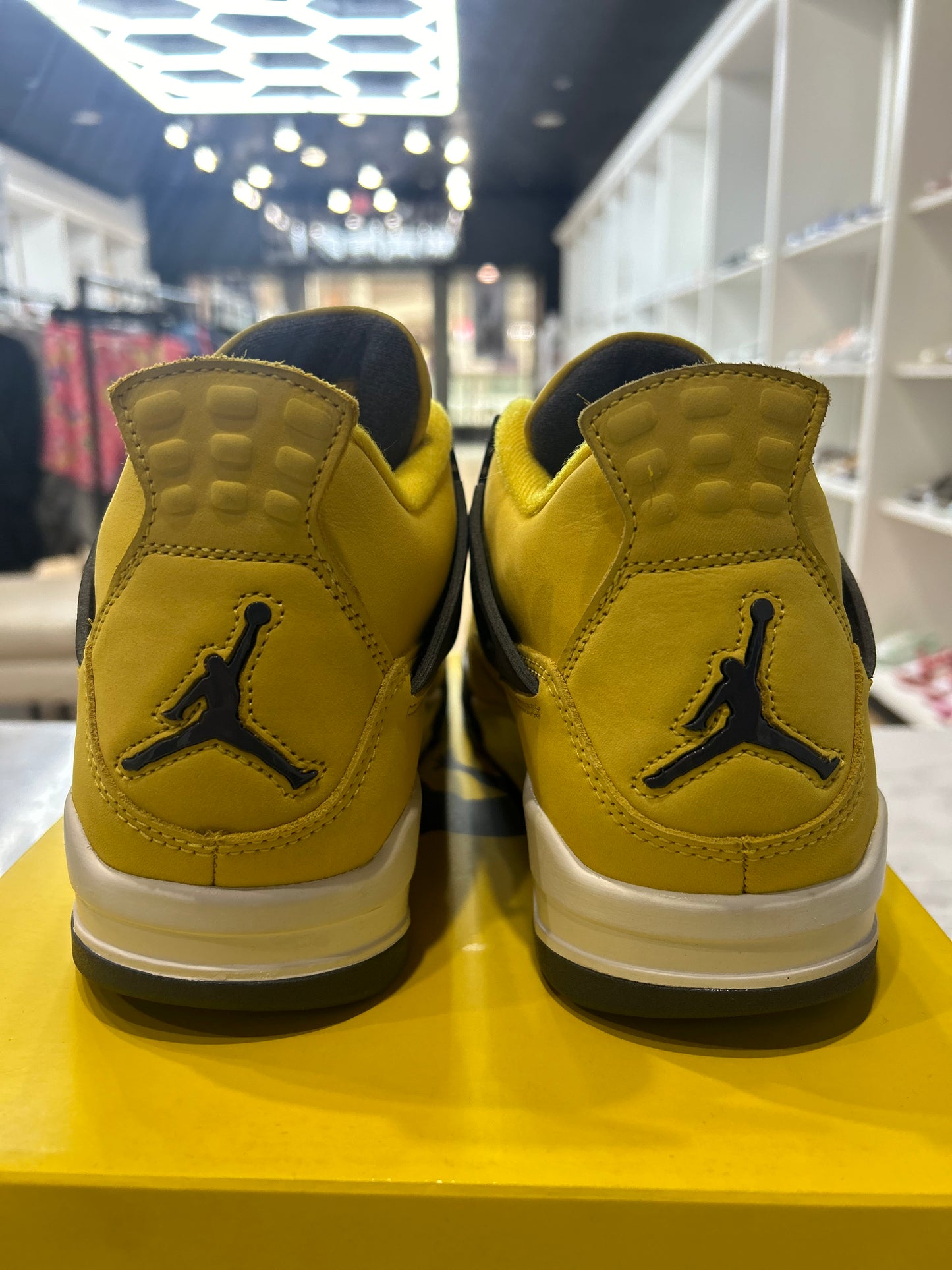 Jordan 4 Retro Lightning PRE-OWNED