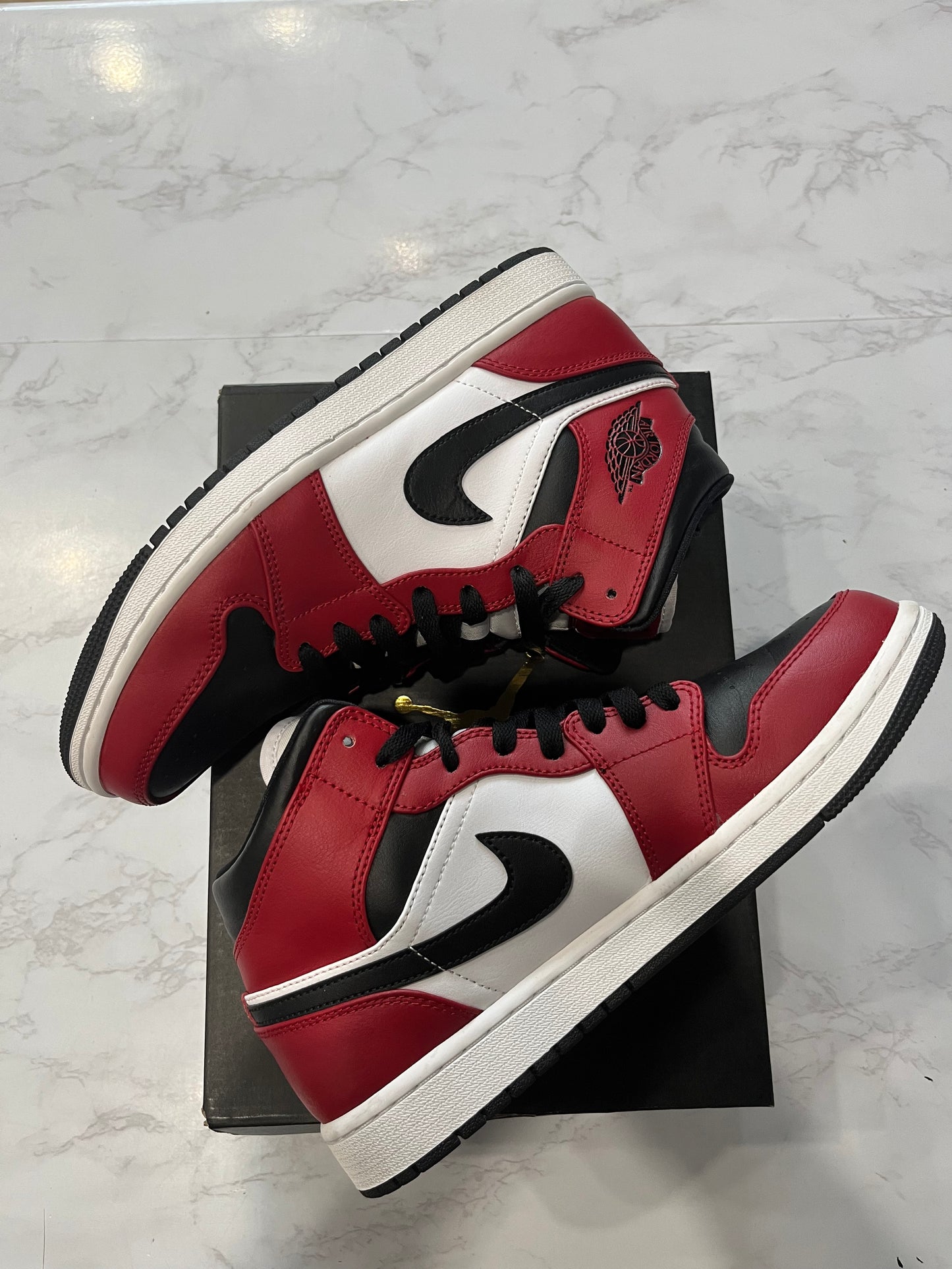 Jordan 1 Mid Chicago Black Toe PRE-OWNED