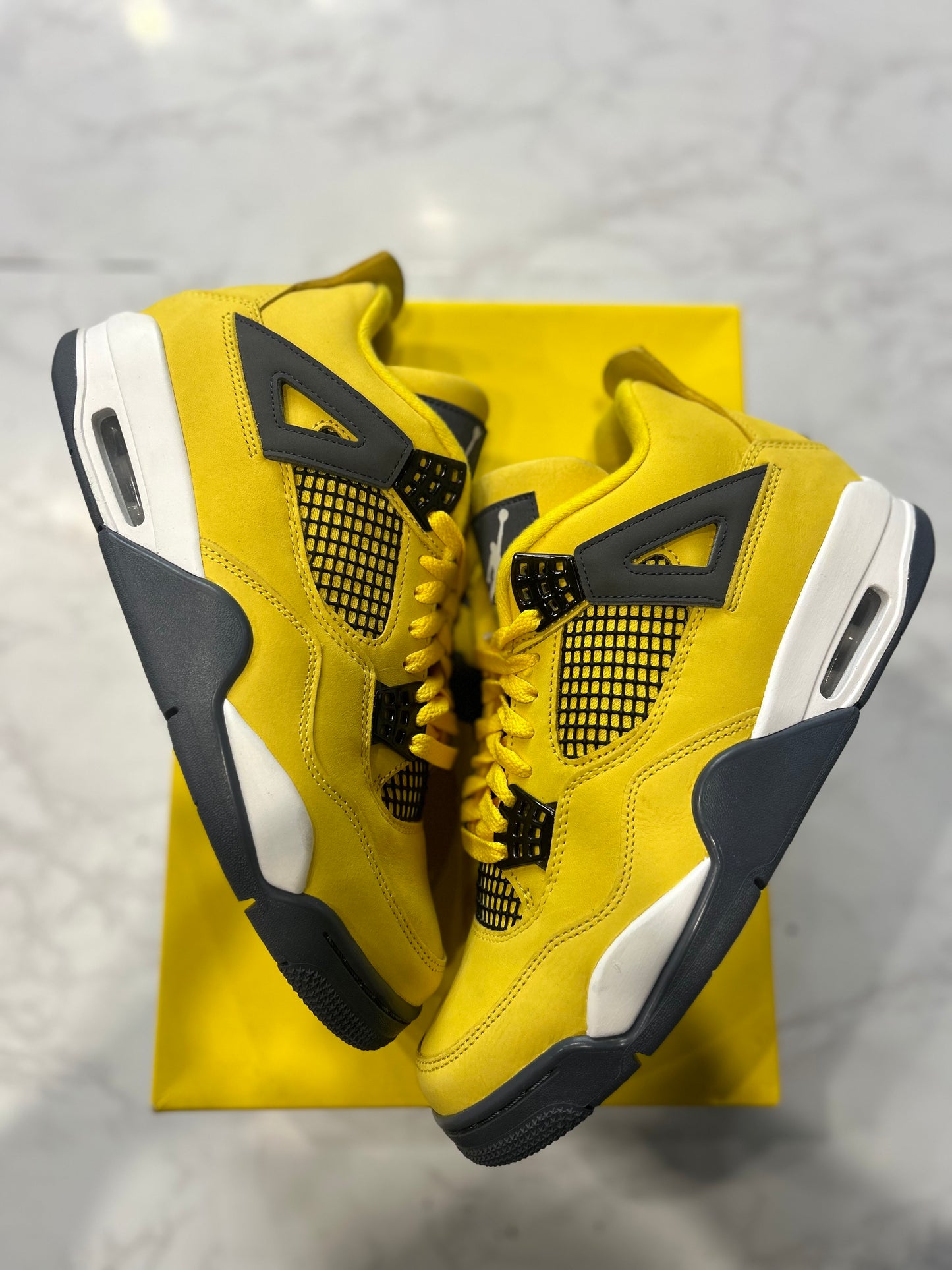 Jordan 4 Retro Lightning PRE-OWNED