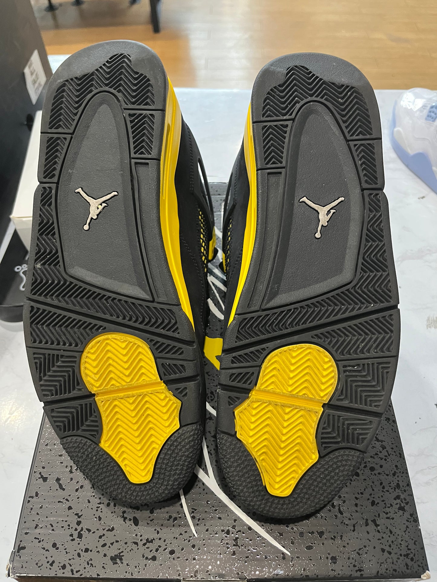 Jordan 4 Retro Thunder 2023 PRE-OWNED