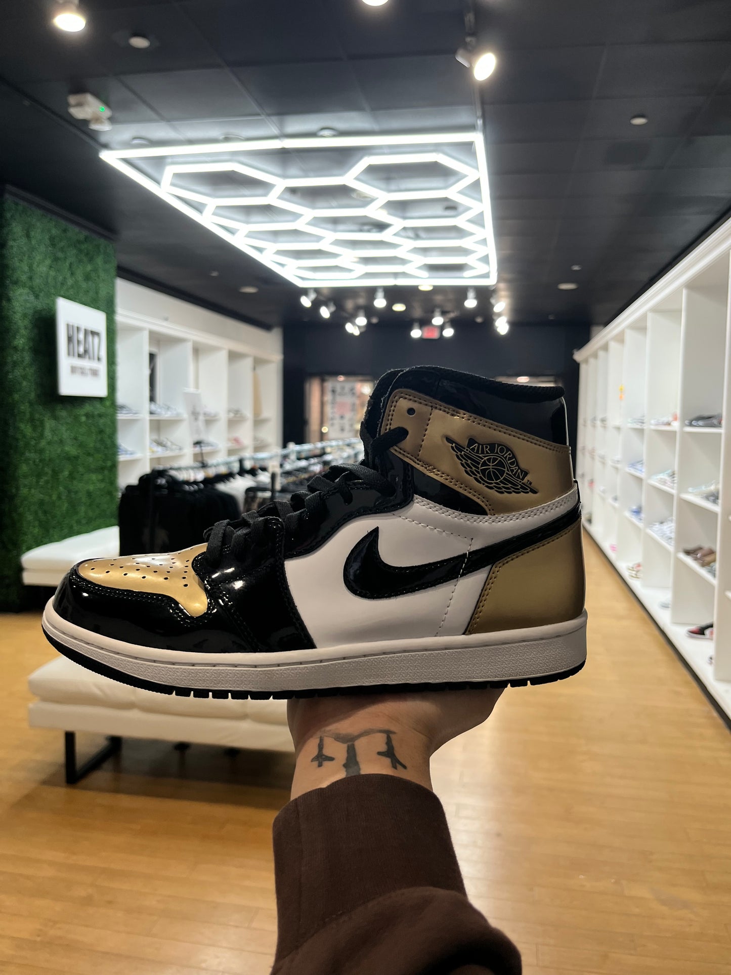 Jordan 1 Retro High OG NRG Gold Toe PRE-OWNED