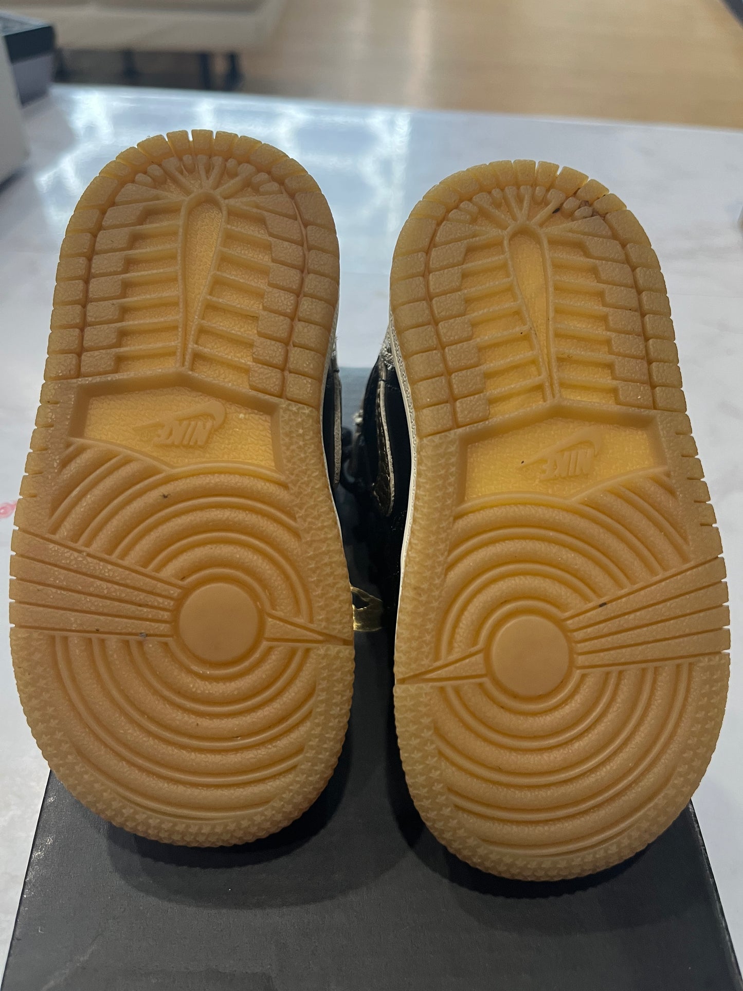 Jordan 1 Retro High OG TD Black Metallic Gold PRE-OWNED