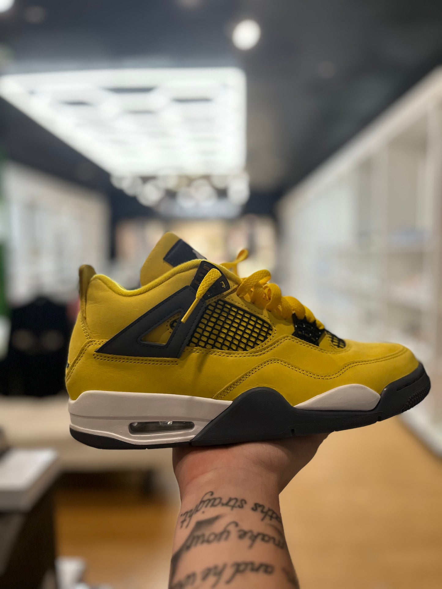 Air Jordan 4 Retro Lightning 2021