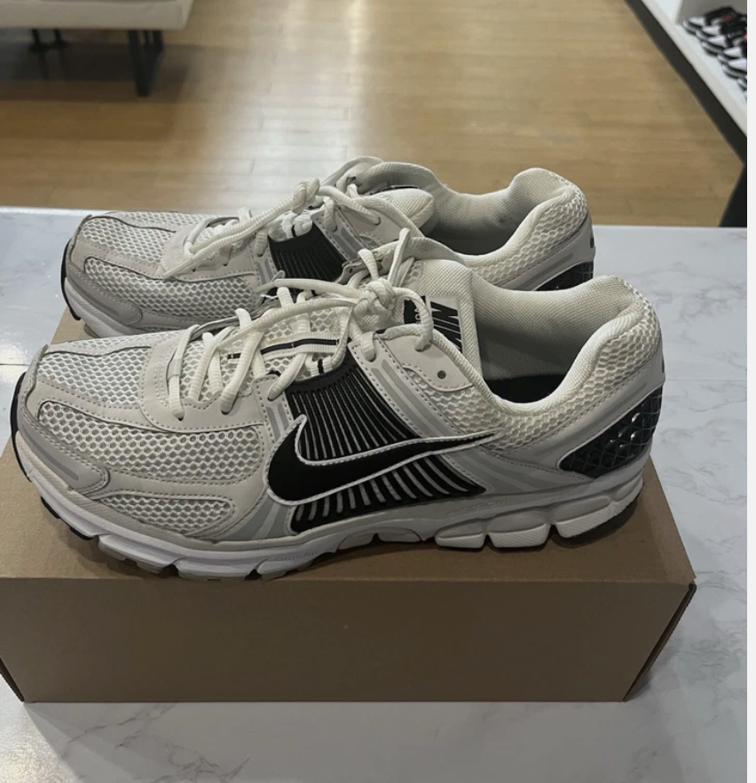 Air Zoom Vomero 5 White Black PRE-OWNED